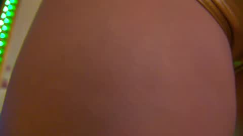 Snapshot of poison_milf_ chatting on May 1, 3:55 am poison_milf_ online show from May 1, 3:55 am