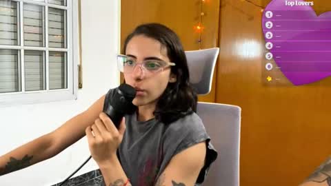 Snapshot of poisonivybb chatting on February 19, 11:23 pm Poison Ivy online show from February 19, 11:23 pm