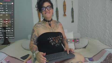 Snapshot of poisson_ivy_ chatting on January 23, 7:32 am poisson_ivy_ online show from January 23, 7:32 am