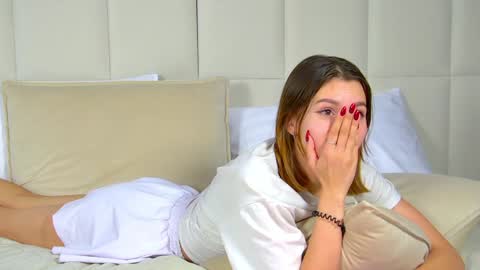 Snapshot of pollylanders chatting on December 9, 4:45 am Polly online show from December 9, 4:45 am