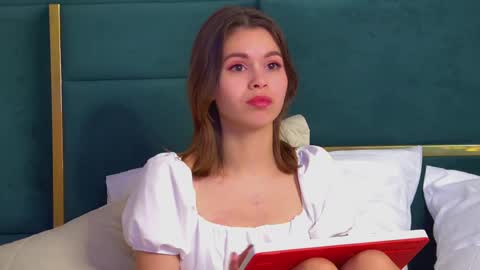 Snapshot of pollylanders chatting on February 25, 1:41 am Polly online show from February 25, 1:41 am