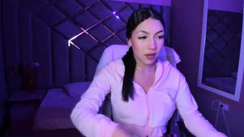 Snapshot of poly_sasha_ chatting on February 19, 2:40 am poly sasha online show from February 19, 2:40 am