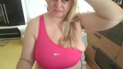 Snapshot of pornbusty chatting on June 4, 7:47 am MelissOfficial online show from June 4, 7:47 am