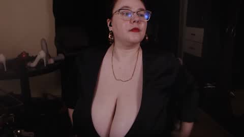 Snapshot of posh_mistress chatting on December 17, 3:06 am PoshMistres online show from December 17, 3:06 am