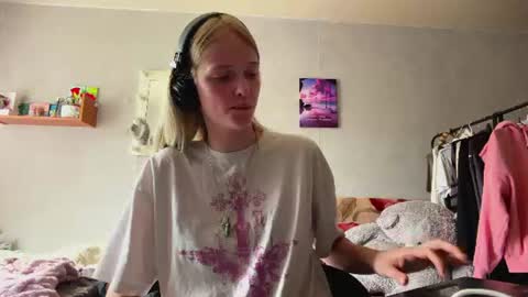 Snapshot of preciousbernmen chatting on July 9, 8:29 am Lisa online show from July 9, 8:29 am