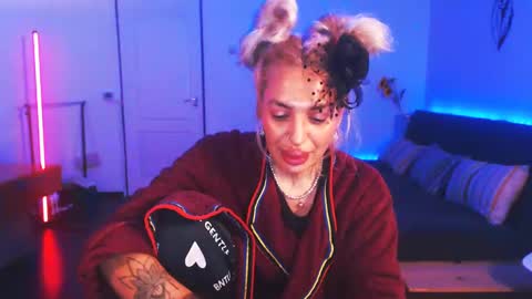 Snapshot of preggyhotmommy chatting on December 25, 9:00 pm Victoria online show from December 25, 9:00 pm