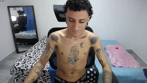 Snapshot of present_the_magic chatting on February 2, 5:11 pm Plux online show from February 2, 5:11 pm