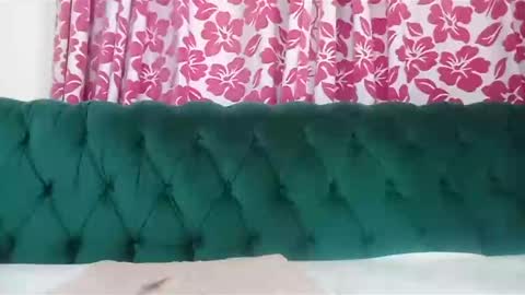 Snapshot of pretty_freaky chatting on December 30, 7:37 am Maya online show from December 30, 7:37 am