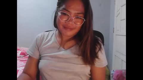 Snapshot of pretty_jewel05 chatting on May 20, 5:08 pm pretty_jewel05 online show from May 20, 5:08 pm