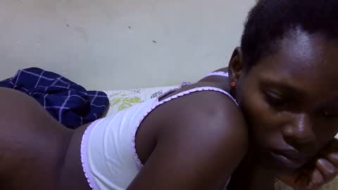 Snapshot of pretty_leila1 chatting on April 9, 2:33 am pretty_leila1 online show from April 9, 2:33 am