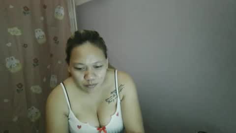 pretty_lyn08 online show from May 3, 5:52 pm