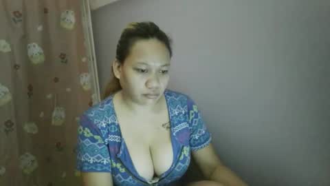 pretty_lyn08 online show from May 4, 11:34 pm