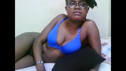 pretty_mellan online show from February 2, 10:39 pm