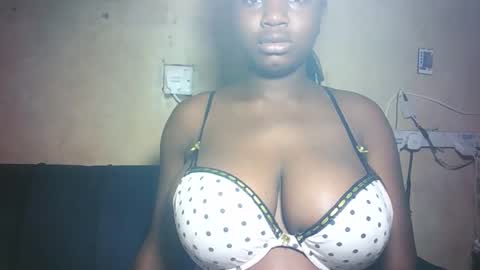 Snapshot of pretty_milan chatting on March 19, 10:19 am pretty_milan online show from March 19, 10:19 am