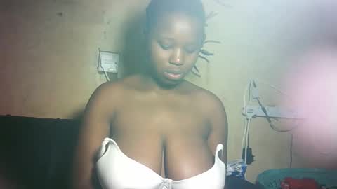 Snapshot of pretty_milan chatting on May 1, 11:59 am pretty_milan online show from May 1, 11:59 am