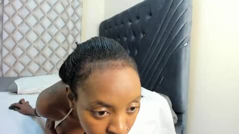 pretty_peshy online show from April 29, 6:58 pm