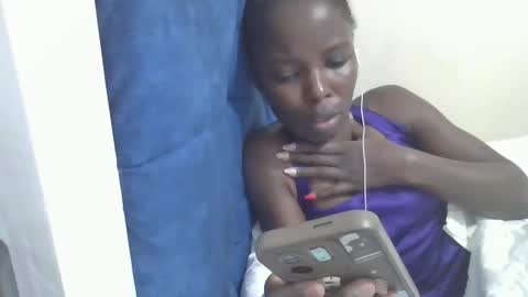 Snapshot of pretty_petite_ebony chatting on April 21, 1:42 am pretty_petite_ebony online show from April 21, 1:42 am