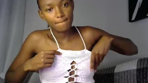 Snapshot of pretty_queennie chatting on April 24, 1:19 am Pretty doll online show from April 24, 1:19 am
