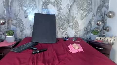 Snapshot of pretty_wannda chatting on April 24, 11:29 pm online show from April 24, 11:29 pm