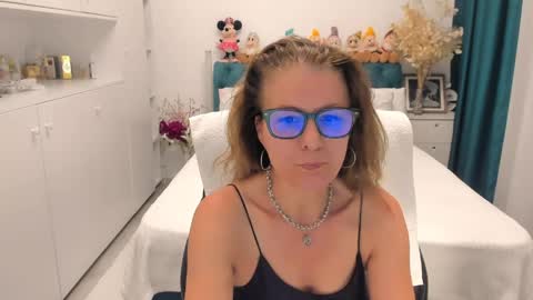 Snapshot of prettyblackeyes chatting on May 31, 8:43 pm wilma online show from May 31, 8:43 pm