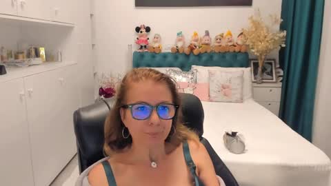 Snapshot of prettyblackeyes chatting on June 5, 7:25 am wilma online show from June 5, 7:25 am