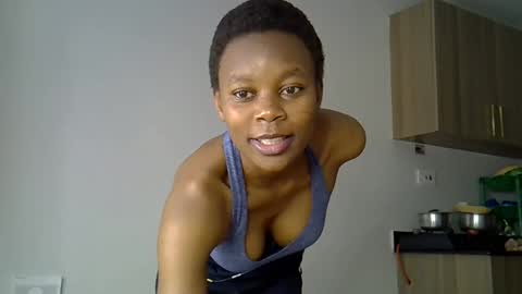 Snapshot of prettycoco_ chatting on April 6, 10:11 pm coco online show from April 6, 10:11 pm