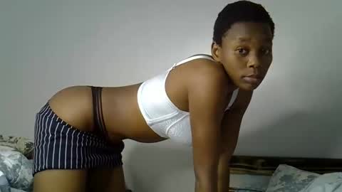Snapshot of prettycoco_ chatting on April 23, 2:57 am coco online show from April 23, 2:57 am