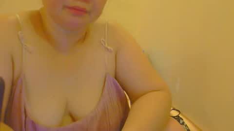 Snapshot of prettynhing chatting on April 18, 3:43 am Nhing online show from April 18, 3:43 am