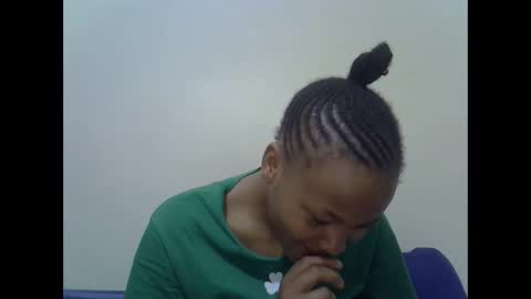 Snapshot of prettyqueenn1 chatting on December 8, 3:32 am sharon online show from December 8, 3:32 am