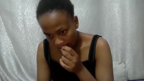 Snapshot of prettyqueenn1 chatting on December 22, 1:24 am sharon online show from December 22, 1:24 am