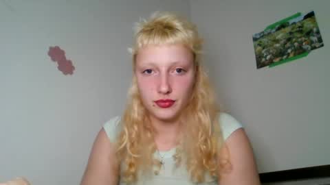 Snapshot of prettyunicorn555 chatting on December 5, 12:41 am Dahlia online show from December 5, 12:41 am