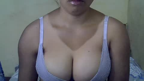 Snapshot of prettyy01 chatting on August 3, 9:04 am prettyy01 online show from August 3, 9:04 am