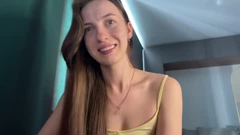 Snapshot of prettyyy_angel chatting on June 4, 2:01 pm prettyyy_angel online show from June 4, 2:01 pm