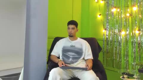 prince_arthur77 online show from March 29, 4:12 am