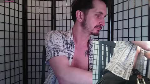 Snapshot of prince_raphael chatting on April 2, 10:35 am Riffraff online show from April 2, 10:35 am