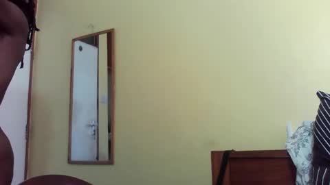 Snapshot of princessmiles2 chatting on January 31, 5:19 am phelly online show from January 31, 5:19 am