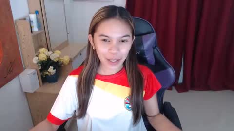 Snapshot of pussiswet_xx chatting on June 6, 12:49 am jessy online show from June 6, 12:49 am