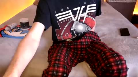 Snapshot of pussylover2182 chatting on December 18, 7:47 am pussylover2182 online show from December 18, 7:47 am