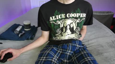 Snapshot of pussylover2182 chatting on December 23, 7:49 am pussylover2182 online show from December 23, 7:49 am