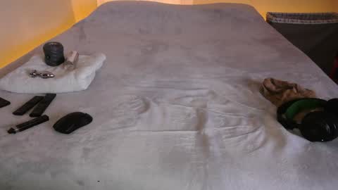 Snapshot of pussylover2182 chatting on December 28, 9:52 am pussylover2182 online show from December 28, 9:52 am