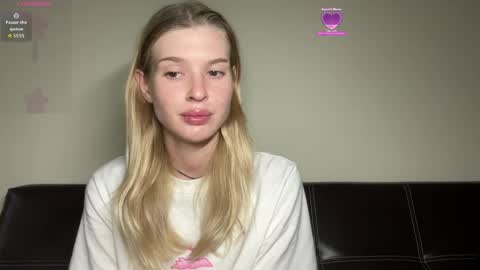 Snapshot of pussymoneywet chatting on April 20, 4:21 pm Lina online show from April 20, 4:21 pm