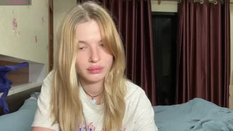 Snapshot of pussymoneywet chatting on April 25, 9:01 pm Lina online show from April 25, 9:01 pm