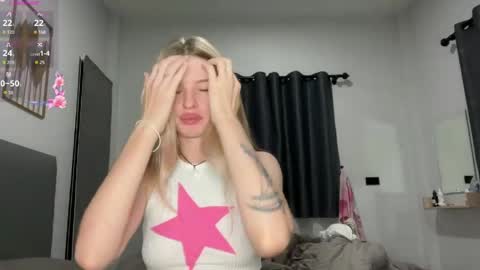 Snapshot of pussymoneywet chatting on May 25, 8:04 pm Lina online show from May 25, 8:04 pm