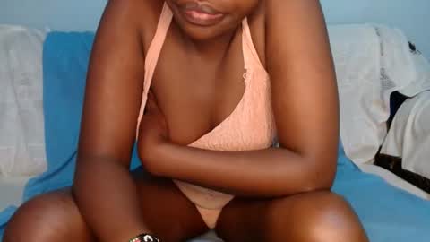 Snapshot of queen_12344 chatting on January 19, 1:43 am emmie online show from January 19, 1:43 am