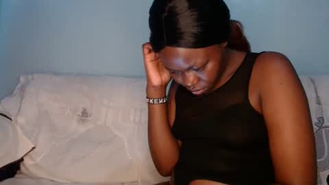 Snapshot of queen_12344 chatting on January 24, 3:24 pm emmie online show from January 24, 3:24 pm