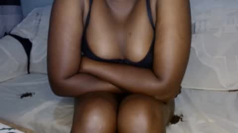 Snapshot of queen_12344 chatting on February 18, 1:32 am emmie online show from February 18, 1:32 am