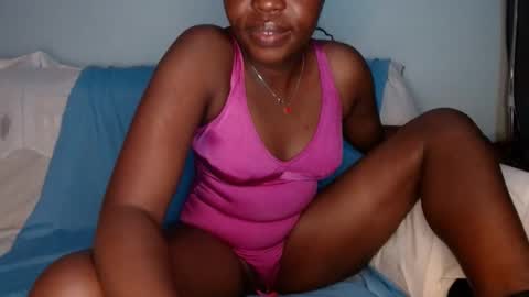 Snapshot of queen_12344 chatting on February 23, 12:51 am emmie online show from February 23, 12:51 am