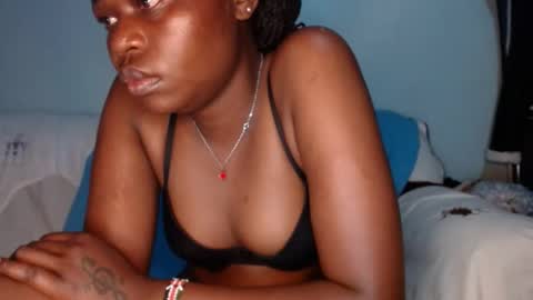 Snapshot of queen_12344 chatting on February 23, 11:47 pm emmie online show from February 23, 11:47 pm