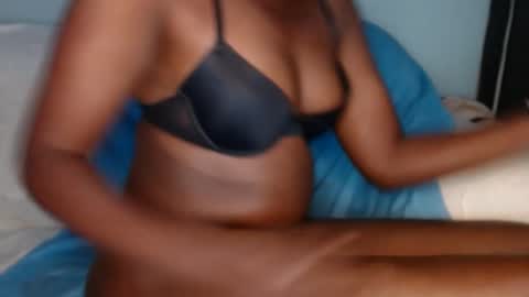 Snapshot of queen_12344 chatting on March 4, 1:12 am emmie online show from March 4, 1:12 am