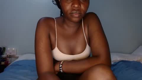 Snapshot of queen_12344 chatting on March 4, 3:59 pm emmie online show from March 4, 3:59 pm